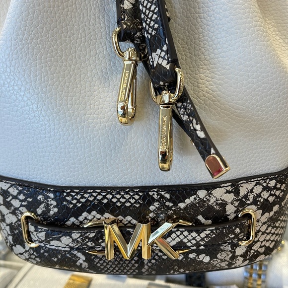 MICHAEL KORS 
Reed Md Pebbled Leather Belted Bucket Messenger Satchel Crossbody - Picture 3 of 16